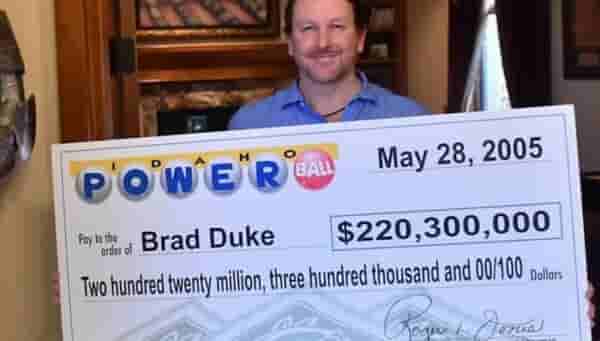 Brad Duke în momentul câștigării premiului