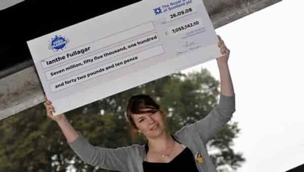 Ianthe în momentul ridicării premiului