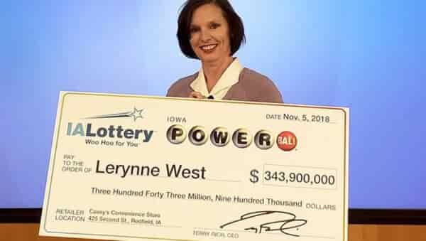 Lerynne West în momentul câștigării premiului.