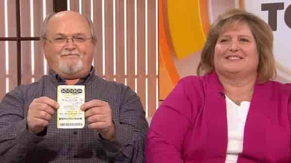 Lisa și John Robinson în momentul încasării premiului