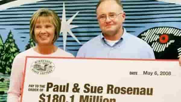 Paul și Sue Rosenau în momentul ridicării premiului.